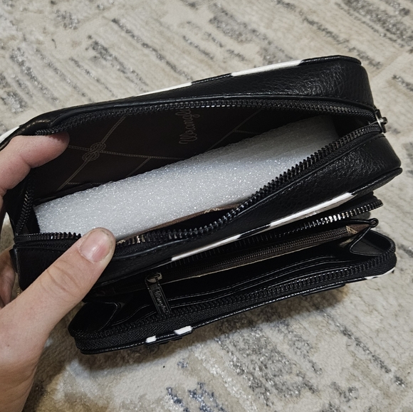 Wrangler crossbody - Picture 3 of 3